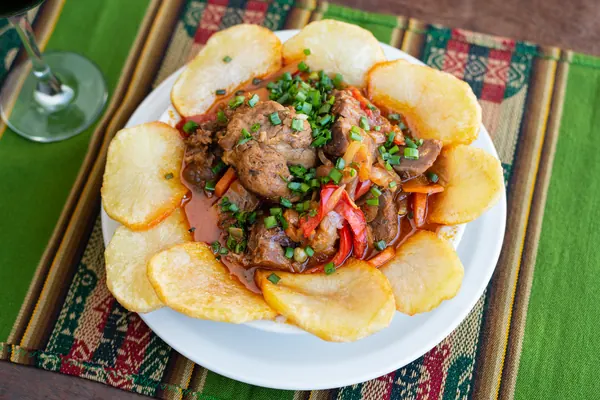 Cazuela de llama con papas españolas