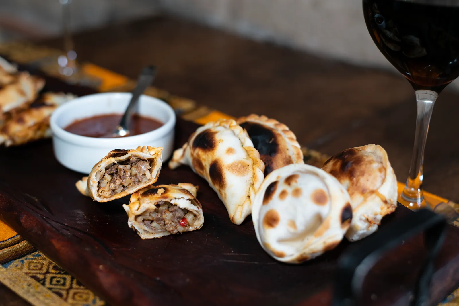 Empanadas salteñas de carne y de queso, recién horneadas