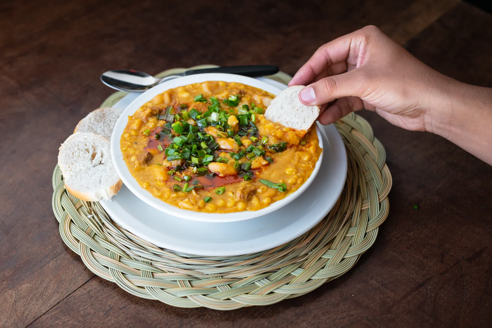 Locro pulsudo servido en cazuela