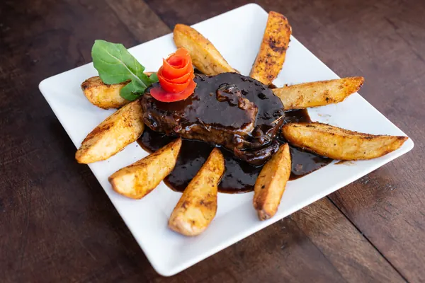 Lomo al Malbec con papas rústicas
